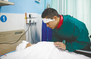 小伙撞伤老人送医照顾伤者坚称“没事”催其离开