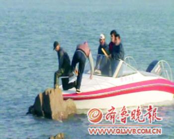 青岛男子爬礁石上“煲电话粥”因海水涨潮被困