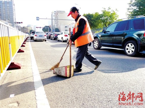男子马路上硬往车里塞广告卡遭环卫工当街怒斥
