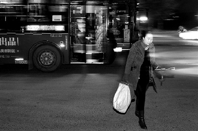 揭秘公交行业“收袋员”收走车上钱着实不易