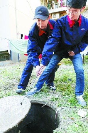 探访水暖维修工艰辛一天:热力井盖五六十斤重