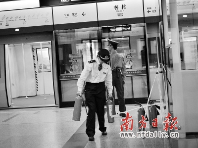 广州地铁故障致烟雾声响乘客自行解锁车门进隧道