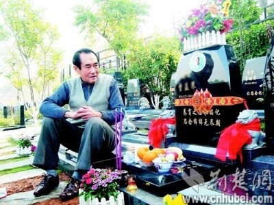 七旬老汉每周祭母两次为照顾母亲辞职终身未娶