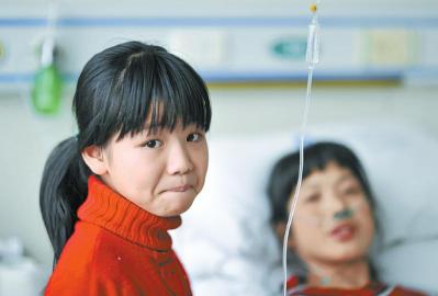 11岁女孩辍学照顾重病妈妈:好想回学校上学(图)