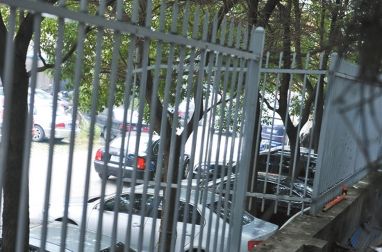 小伙清晨宾馆5楼坠亡胸部被栅栏刺穿(图)