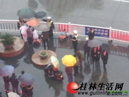 老人路边晕倒后死亡交警为其撑伞等候家人(图)