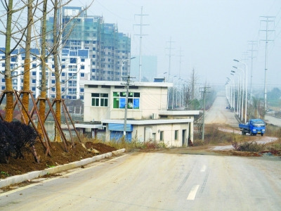 江苏“房坚强”路间站近3年新路无法正式开通(图)