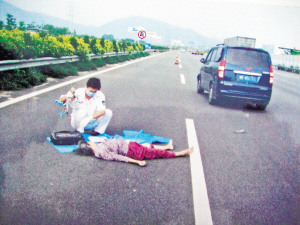为捡矿泉水瓶79岁老人横穿高速被撞当场身亡