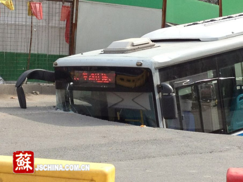 南京路面塌陷系地铁施工致涌水涌沙所致