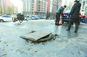 化粪池井盖爆裂早点摊主被击中面部受伤(图)