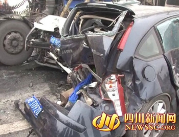 京昆高速成绵段多车追尾致百余车堵塞1死6伤(图)