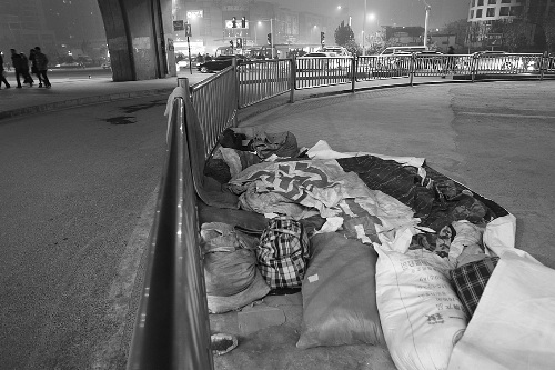 农民工躺大桥下20天死亡工友否认其拒绝去医院