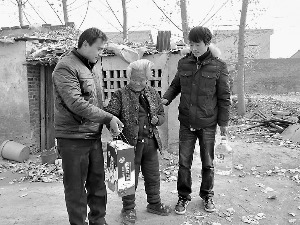 民房着火老人被困2名老师冲进火场救人(图)