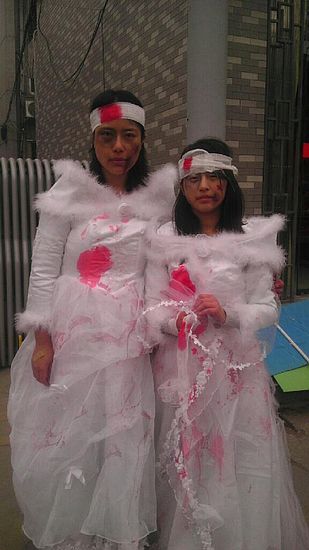 女大学生街头穿“染血婚纱”吁别对家暴沉默(图)