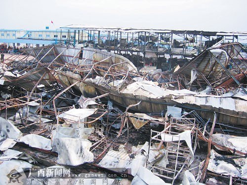 南宁吴圩机场工地起火40多间板房被焚(图)