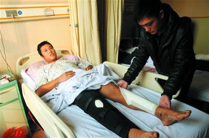 小伙帮去世父母还债遇车祸债主免债送医疗费