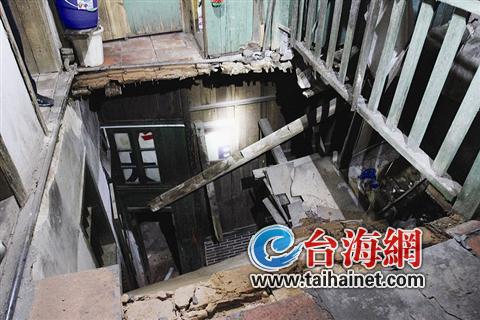 老房子楼道突然坍塌女子随洗衣机滑落一楼(图)