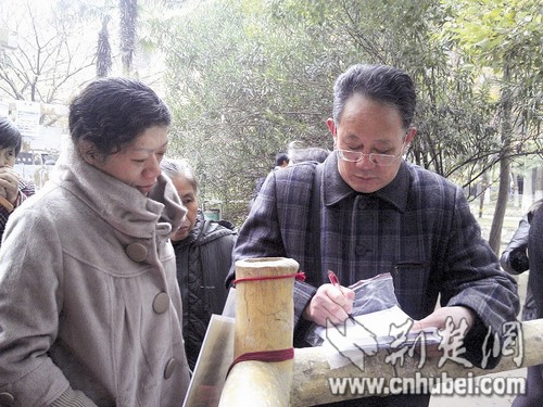 夜班门卫白天当红娘收费五元帮人找对象