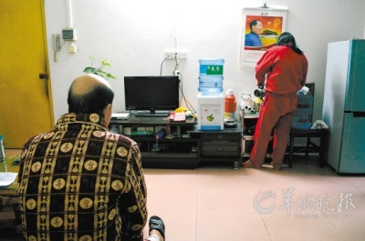 多病男车祸致残忍痛拉客养家坚持照顾中风叔叔