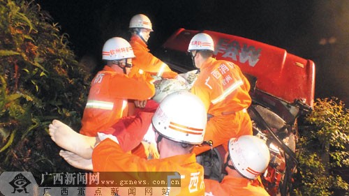 广西钦州发生3车相撞事故致2死1伤(图)