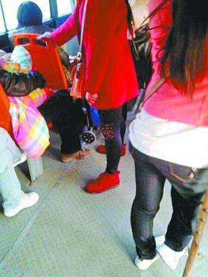 残疾女孩让座拄拐抱柱站立同车乘客视而不见(图)