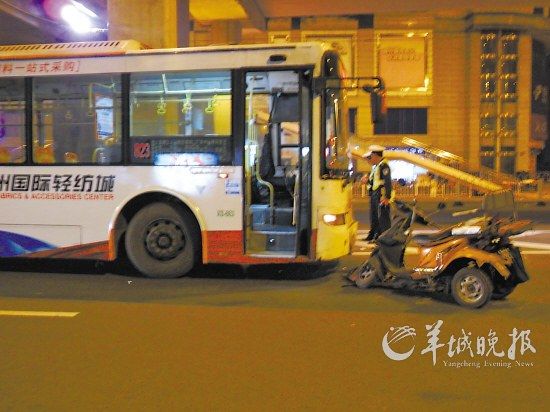 残疾人车载客逆行撞上公交车致3人受伤(图)