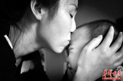 单身妈妈千里寻子母子凌晨落泪团聚图