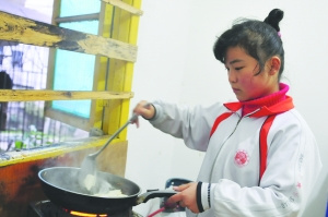 父亲去世母亲出走10岁女孩带3岁妹妹上学(图)