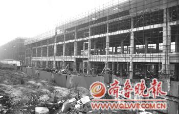 济宁一建筑工地700平米楼顶突然坍塌致2死3伤