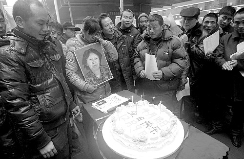 子女为寻走失母亲当街为民工发蛋糕御寒品(图)