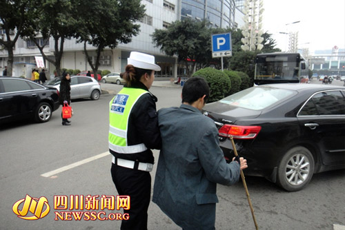 美女交警扶残疾男过马路获赞谦称谁遇到都会帮
