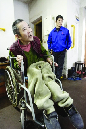 脑瘫弟弟不离不弃照顾瘫痪哥哥(图)