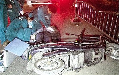 男子骑电动车过快撞护栏头部受伤当场死亡(图)