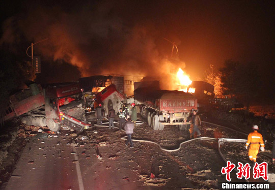 安徽六舒路10车连环相撞3人死亡4车爆燃