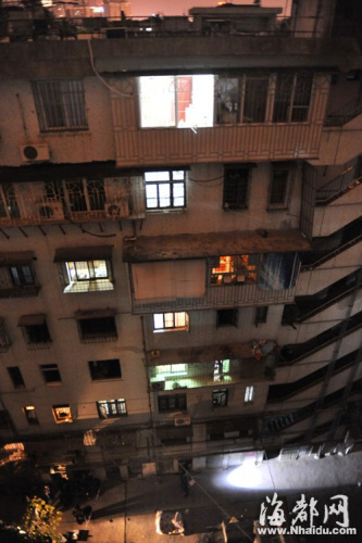 父母不在家7岁男孩误开防盗窗7楼坠下身亡(图)