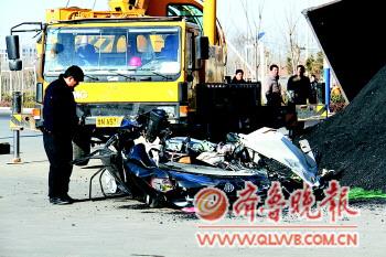 大货车侧翻掩埋小轿车致使夫妇身亡(图)