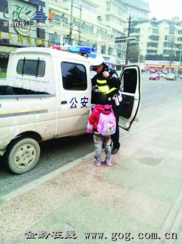 一年级小女孩上学迷路哭泣交警护送(图)