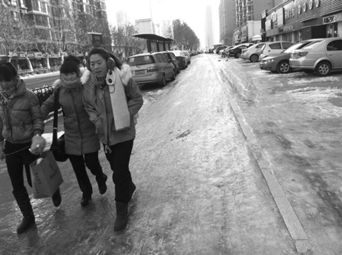 “门前雪”无人扫城管、街道、商铺各执一词