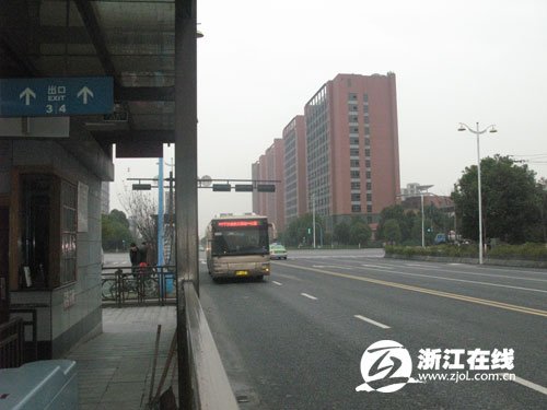 杭州师范大学女生被公交车碾死大学城连发车祸