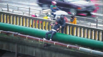 男子跨桥栏投河轻生过路雨披哥淡定救人悄然离开