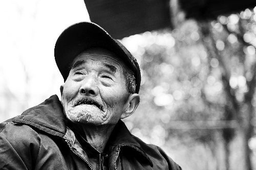 77岁老汉卖烟时收到500元假币心酸流下眼泪(图)