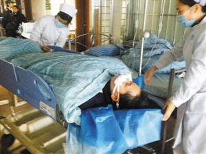 男子求职受挫精神异常当街持刀追砍路人致1死5伤