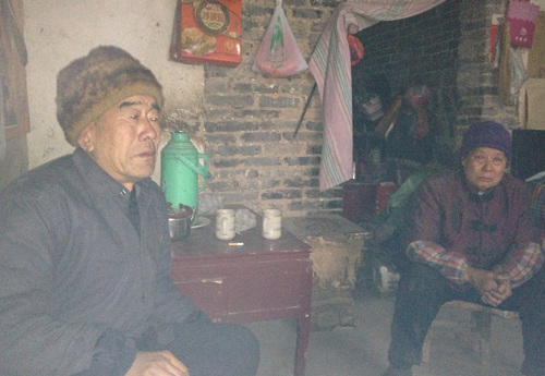 儿子受雇帮地方政府截访被抓7旬汉背老母上访