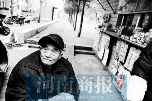 老汉卖烟补贴家用收500元假币婉拒网友捐款