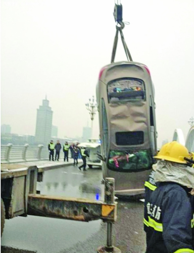 轿车坠桥跌入冰水中年轻夫妇双双溺亡(图)