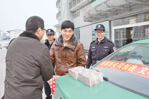 老板将40万工人工资落车上的哥微博急寻失主(图)