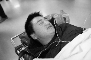 公交未关车门启动乘客摔出车门轮碾过双腿(图)