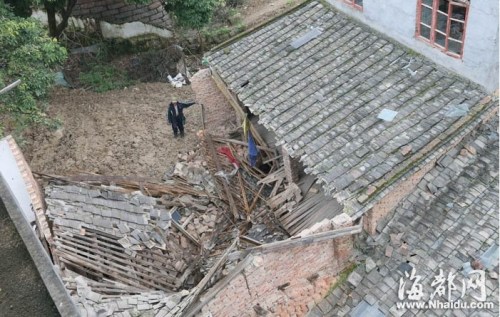 福州一渣土车夜袭拆迁户倾泻渣土压塌房屋(图)