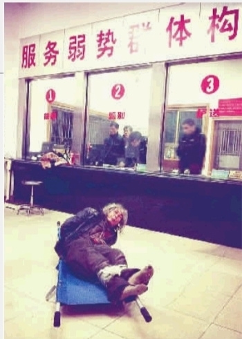 记者扮流浪汉体验救助遭缚手摁脚几欲晕厥(图)