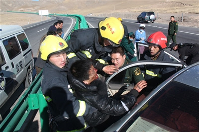 高速上两车相撞二死三伤(图)